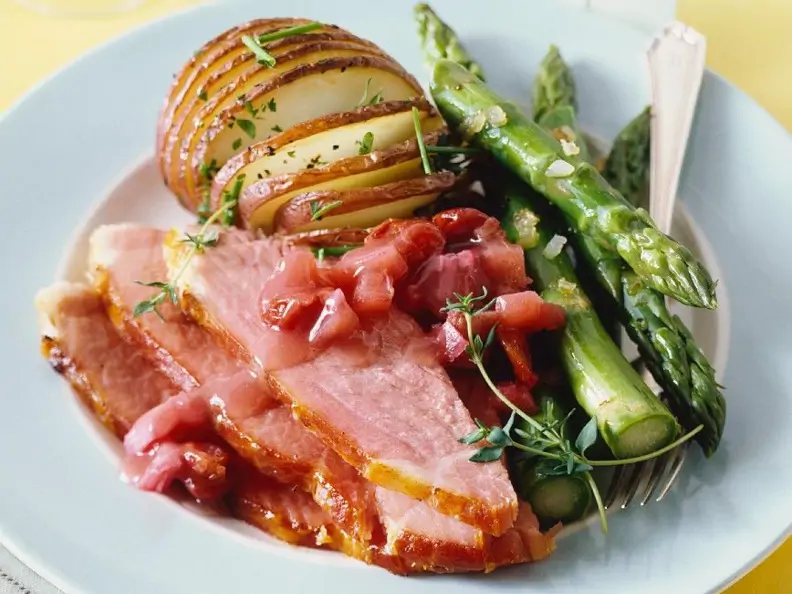Schinkenbraten mit Gemüse und Rhabarbersauce
