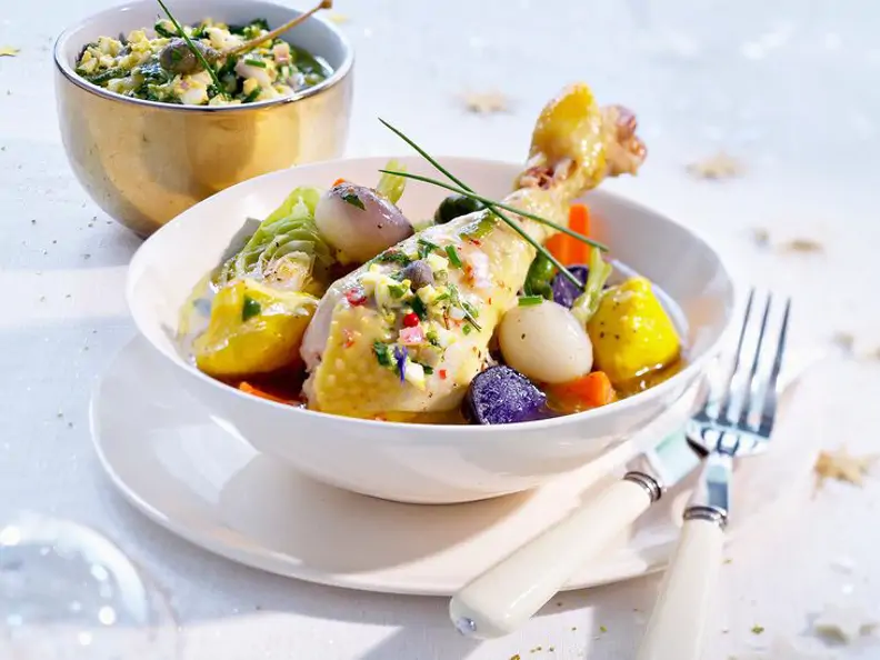 Poularde mit kleinen Gemüse und Kapernsauce