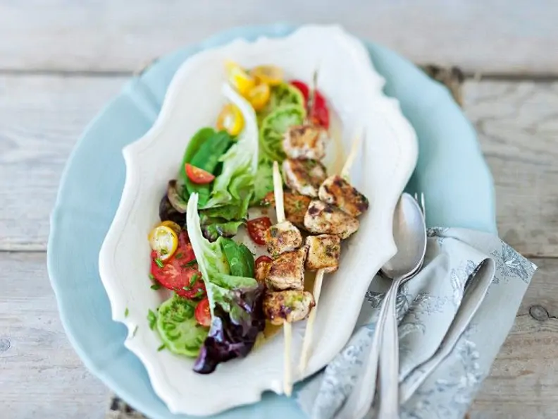 Putenspieße mit Salat