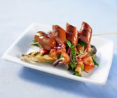 Grillwurstspieß mit Salat