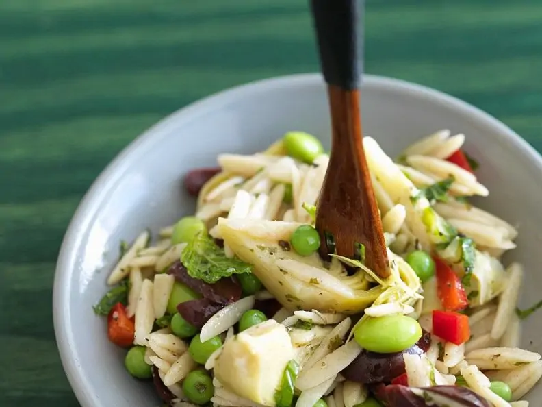 Nudelsalat mit Artischocken, Oliven und Paprika