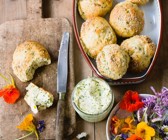 Kräuterbrötchen und Kräuterbutter