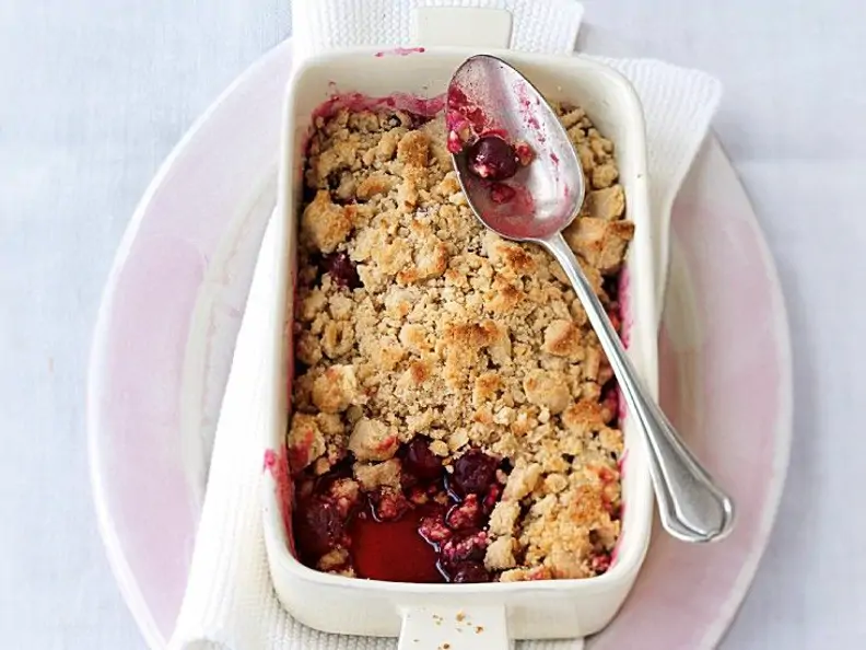 Kirsch-Crumble mit Haferflocken