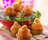 Panierte Hähnchenkroketten auf brasilianische Art