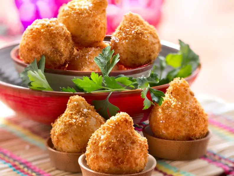 Panierte Hähnchenkroketten auf brasilianische Art