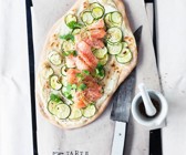 Flammkuchen mit Zucchini und Lachs