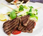 Rindersteaks und Salat mit Avocado