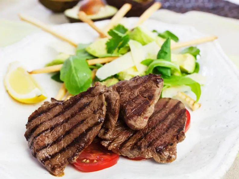 Rindersteaks und Salat mit Avocado