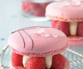 Macarons mit Himbeeren und Lychees