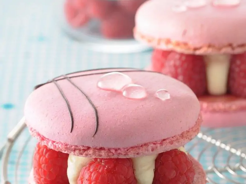 Macarons mit Himbeeren und Lychees