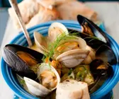 Muscheltopf mit Miesmuscheln, Herzmuscheln und Schellfisch