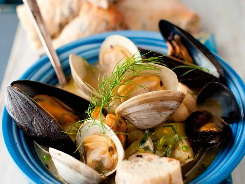 Muscheltopf mit Miesmuscheln, Herzmuscheln und Schellfisch
