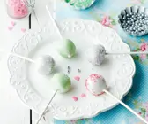 Weiße Cake Pops mit Zuckerperlen