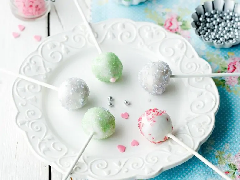 Weiße Cake Pops mit Zuckerperlen