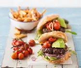 Burger mit Avocado und Ziegenkäse