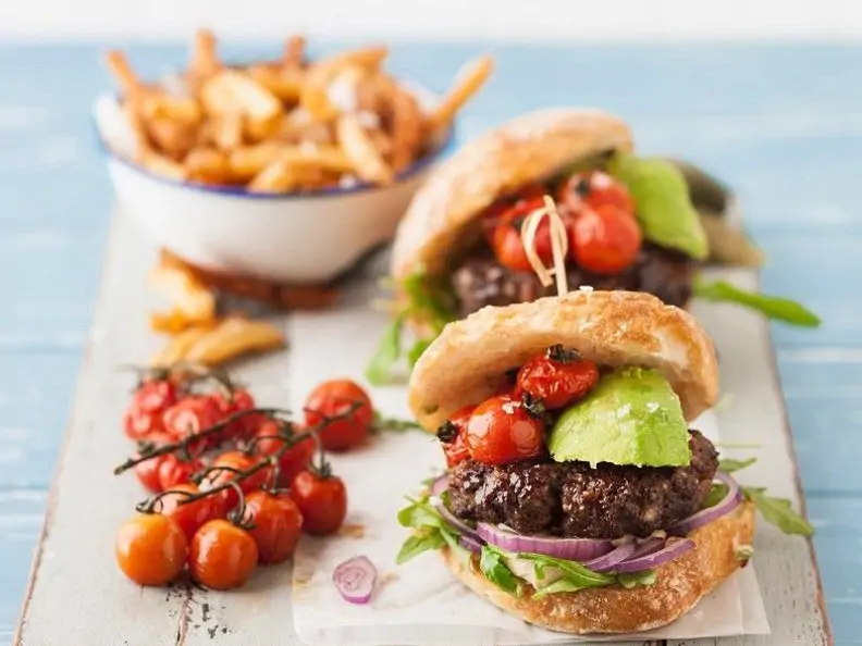 Burger mit Avocado und Ziegenkäse
