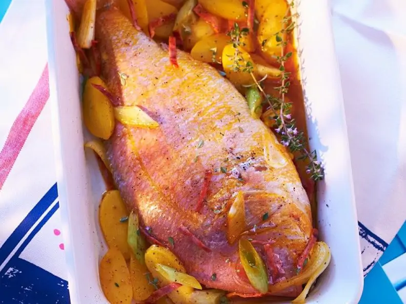 Gebackene Dorade auf Kartoffelgemüse