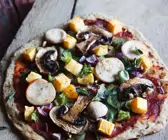 Knusprige Vollkornpizza mit Kürbis und Weißwurst