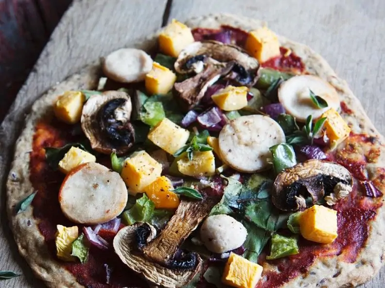 Knusprige Vollkornpizza mit Kürbis und Weißwurst