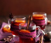 Punsch mit Orange und Zimtstange