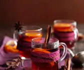Punsch mit Orange und Zimtstange