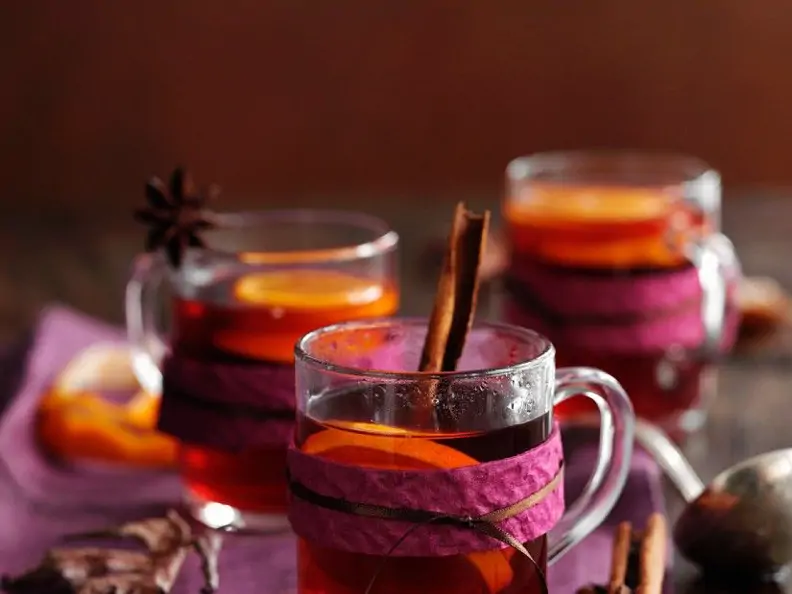 Punsch mit Orange und Zimtstange