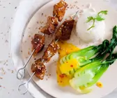 Seitan-Spieße mit Sesam und Pak Choy