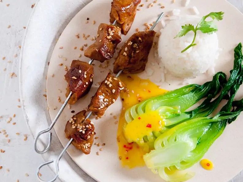 Seitan-Spieße mit Sesam und Pak Choy