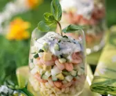 Salat mit Garnelen, Weizen und Gurke