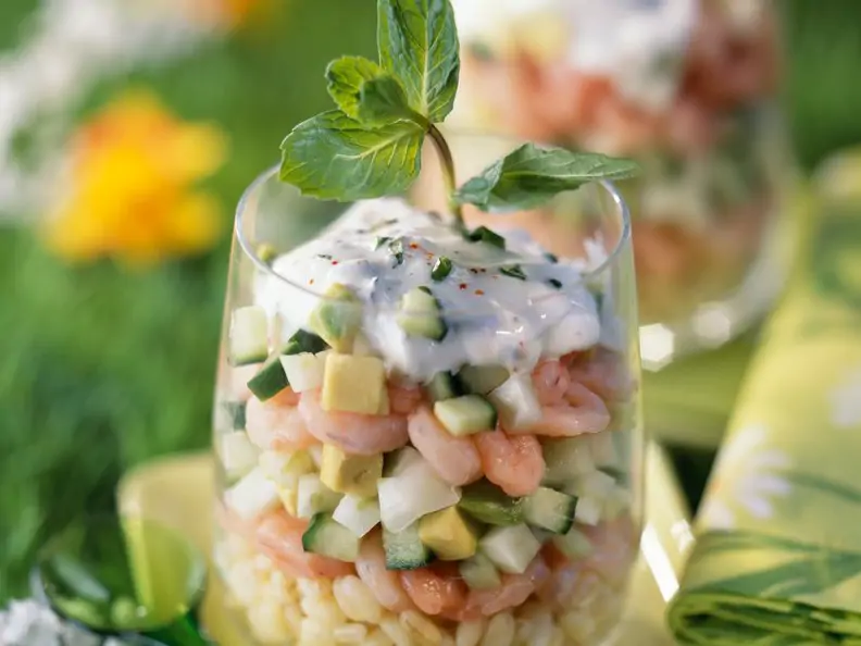 Salat mit Garnelen, Weizen und Gurke