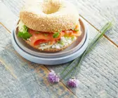 Bagel mit Lachs und Frischkäse