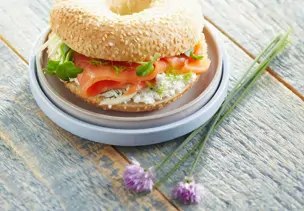 Bagel mit Lachs und Frischkäse