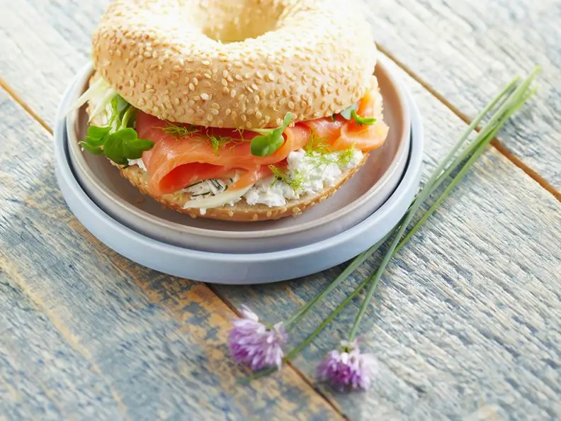 Bagel mit Lachs und Frischkäse