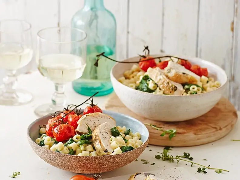 Spinat-Pasta mit Thymian-Hähnchen und Tomaten