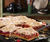 Rhabarberkuchen mit Nuss-Baiserhaube