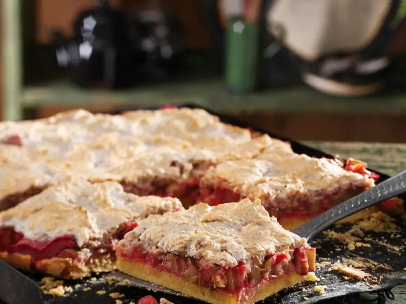 Rhabarberkuchen mit Nuss-Baiserhaube