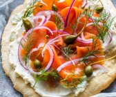 Pizzabrot mit Frischkäse, Lachs und Zwiebeln