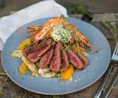 Gegrilltes Steak mit Garnelen, Fenchel und Orangen