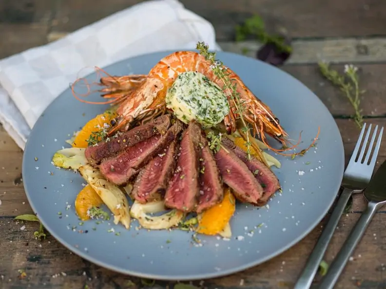 Gegrilltes Steak mit Garnelen, Fenchel und Orangen