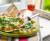 Pizza mit Rucola und Gorgonzola