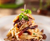 Bandnudeln mit Steinpilzen und Wildschein-Hackfleisch