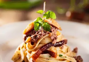 Bandnudeln mit Steinpilzen und Wildschein-Hackfleisch