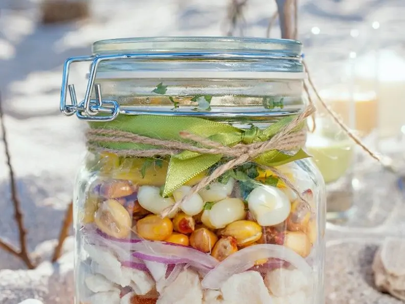 Ceviche mit Tilapia, Knoblauch, Zwiebeln und Paprika