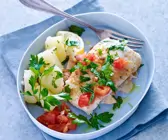 Kabeljaufilets aus dem Ofen mit Tomaten und Kartoffeln