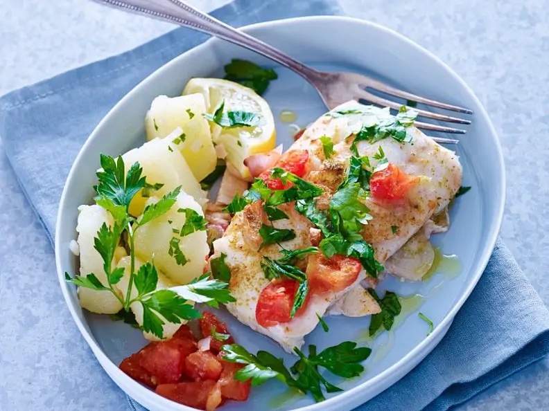 Kabeljaufilets aus dem Ofen mit Tomaten und Kartoffeln