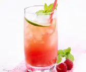 Alkoholfreier Cocktail mit Himbeeren und Wassermelone