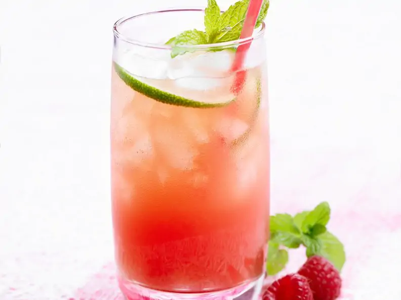 Alkoholfreier Cocktail mit Himbeeren und Wassermelone