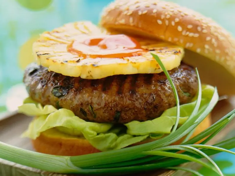 Burger mit gegrillter Ananas