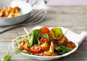 Dinkelsalat mit Spinat und Pilzen