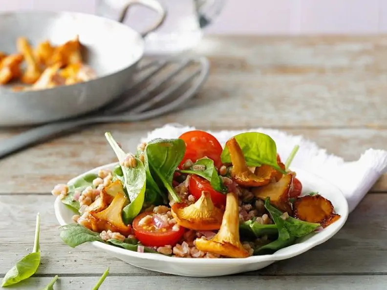Dinkelsalat mit Spinat und Pilzen